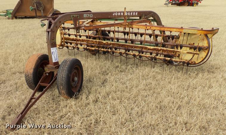 image for item DG3367 John Deere 670 hay rake