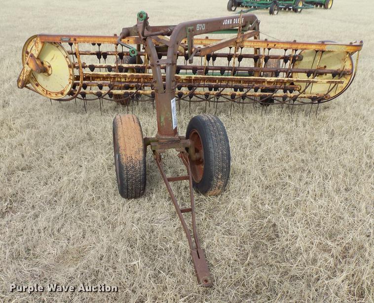 image for item DG3367 John Deere 670 hay rake