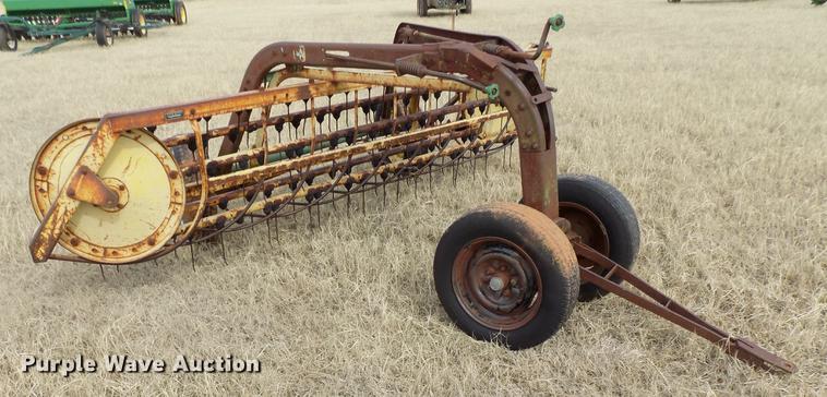 image for item DG3367 John Deere 670 hay rake