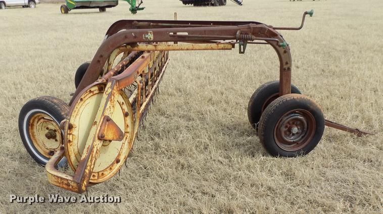 image for item DG3367 John Deere 670 hay rake