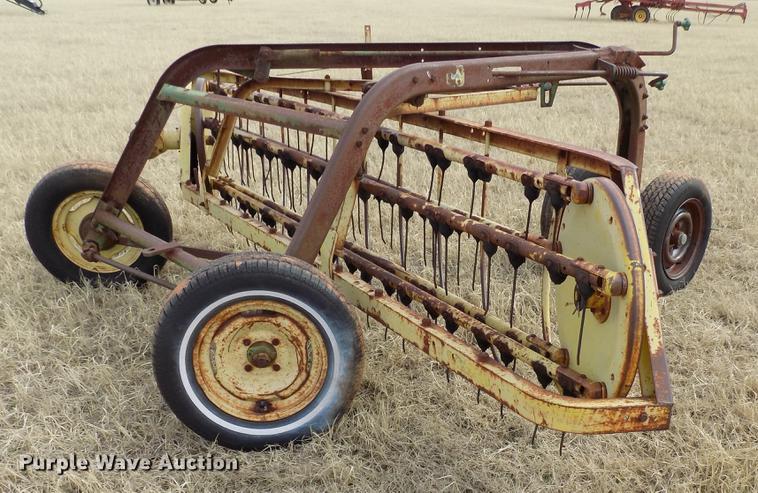 image for item DG3367 John Deere 670 hay rake