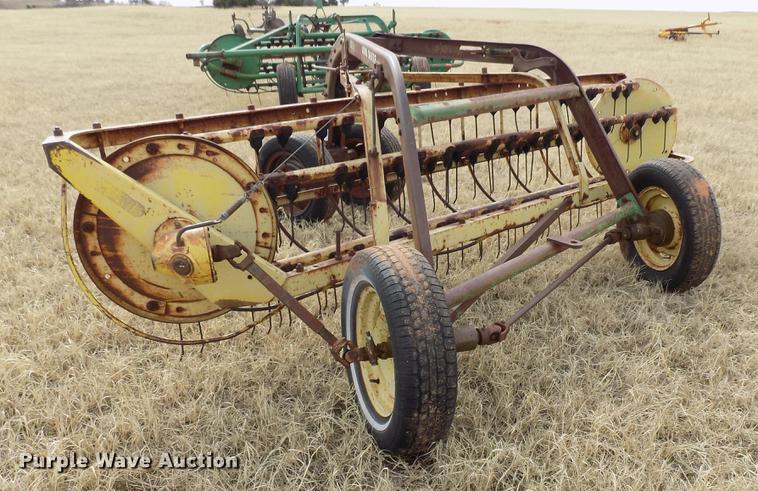 image for item DG3367 John Deere 670 hay rake