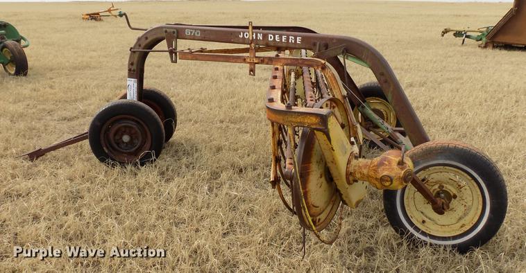 image for item DG3367 John Deere 670 hay rake