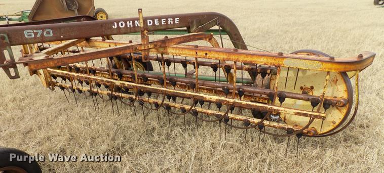 image for item DG3367 John Deere 670 hay rake