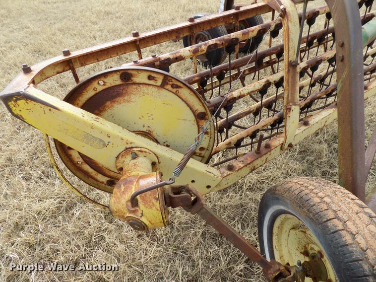 image for item DG3367 John Deere 670 hay rake