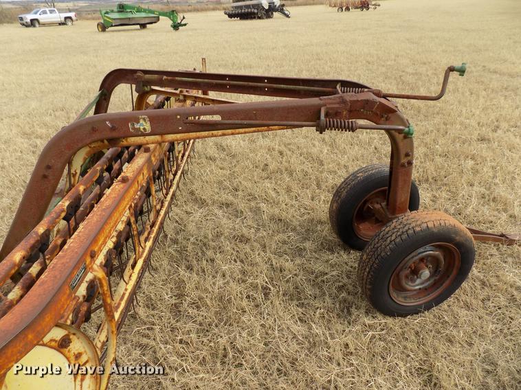 image for item DG3367 John Deere 670 hay rake