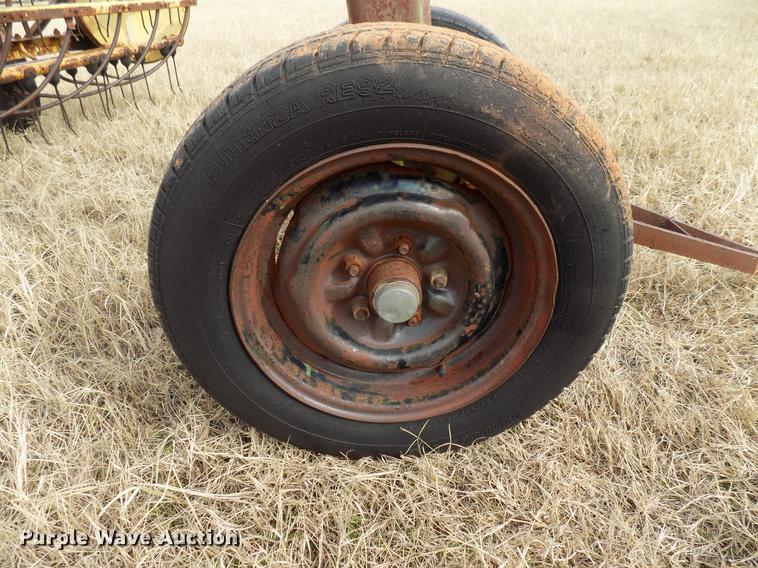 image for item DG3367 John Deere 670 hay rake