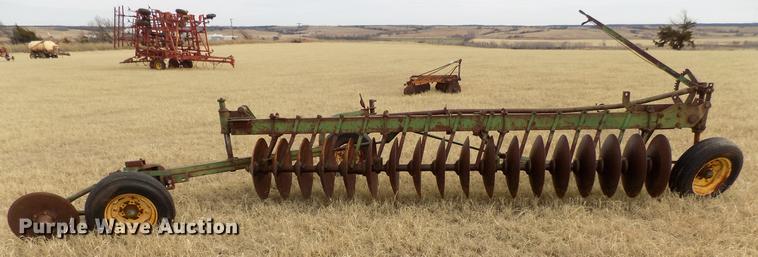 image for item DG3369 John Deere one-way disk