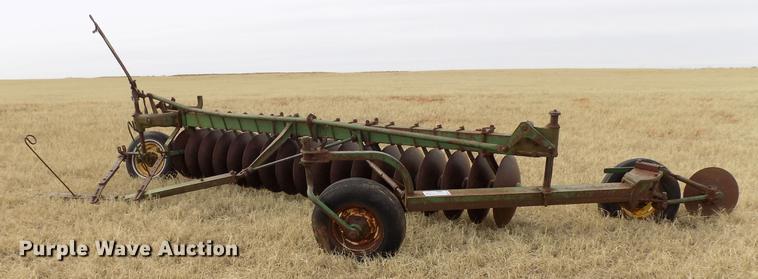 image for item DG3369 John Deere one-way disk