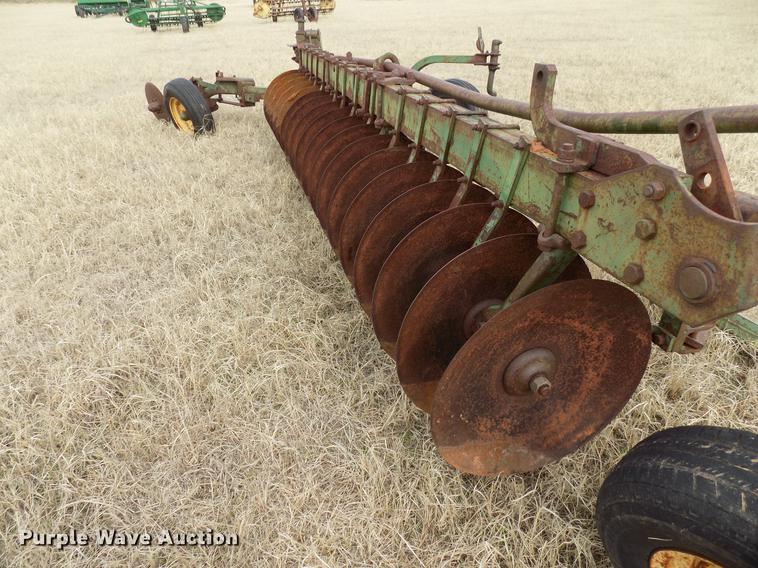 image for item DG3369 John Deere one-way disk