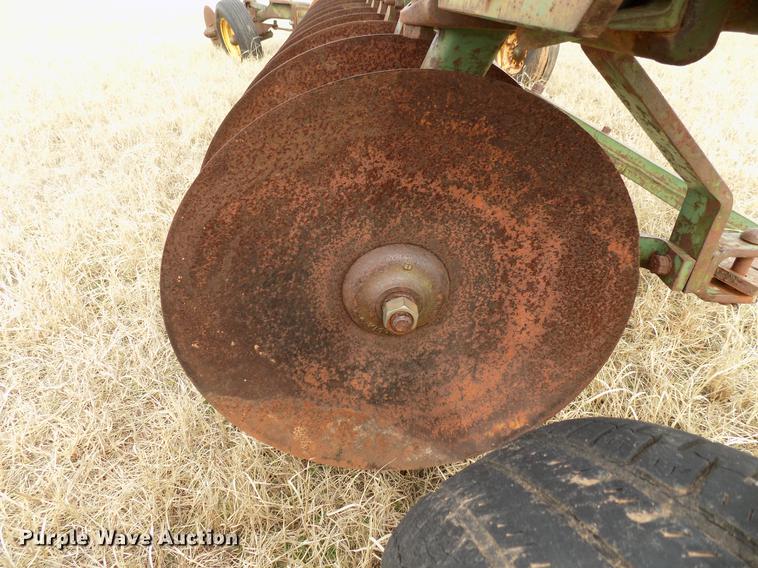 image for item DG3369 John Deere one-way disk