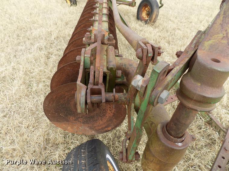 image for item DG3369 John Deere one-way disk