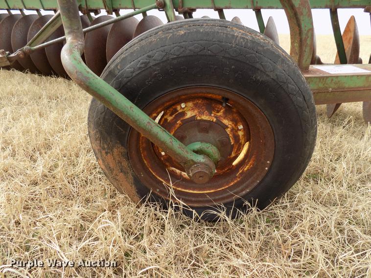 image for item DG3369 John Deere one-way disk