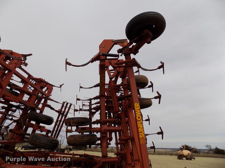 image for item DG3371 Sunflower 5452-46 field cultivator