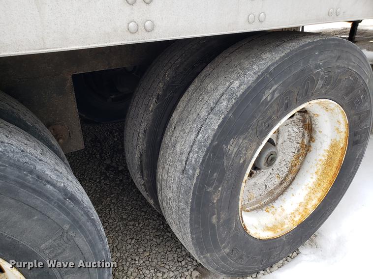 image for item AV9282 2001 Utility dry van trailer