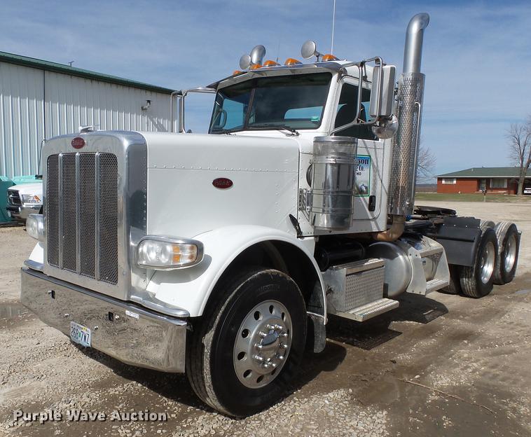 image for item CD9572 2012 Peterbilt 388 semi truck
