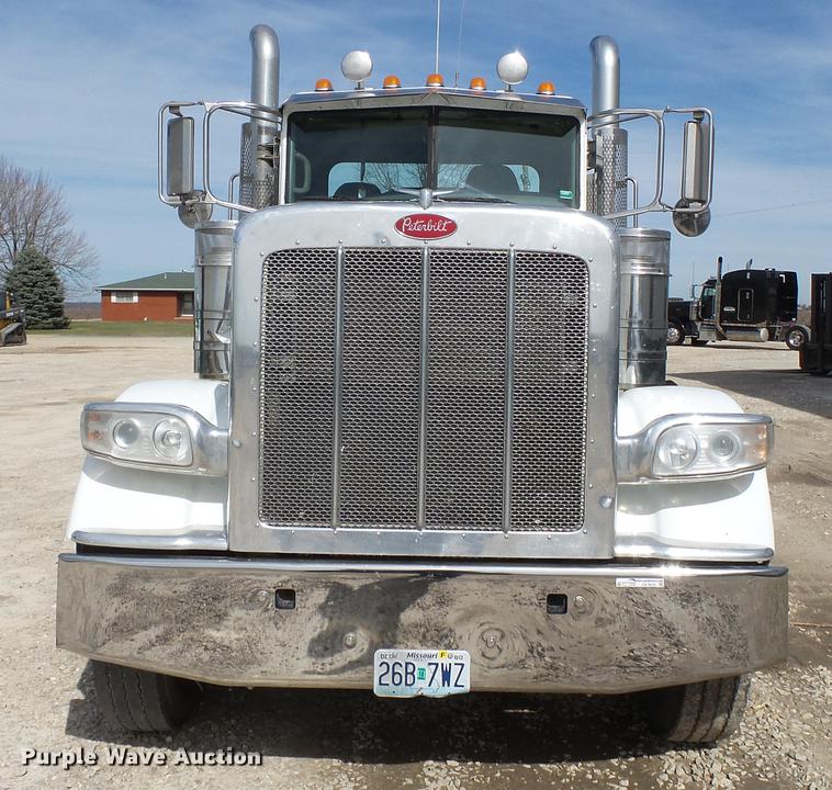 image for item CD9572 2012 Peterbilt 388 semi truck