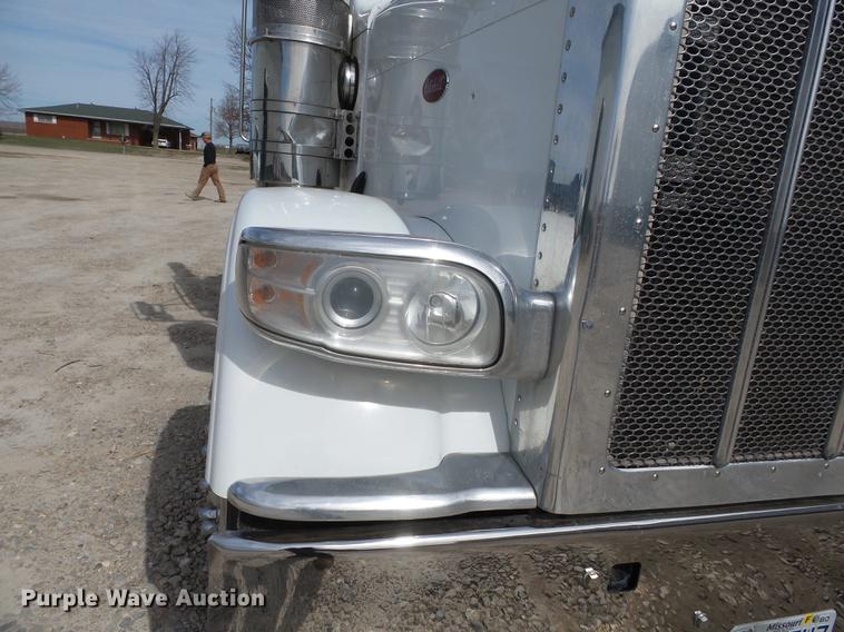 image for item CD9572 2012 Peterbilt 388 semi truck