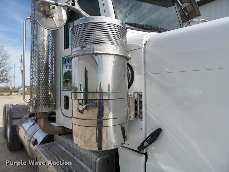 image for item CD9572 2012 Peterbilt 388 semi truck