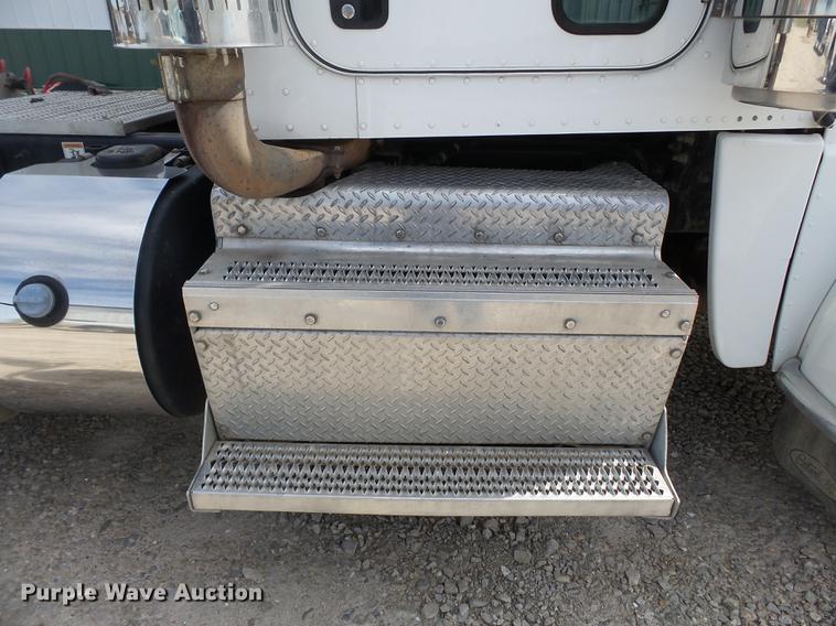 image for item CD9572 2012 Peterbilt 388 semi truck