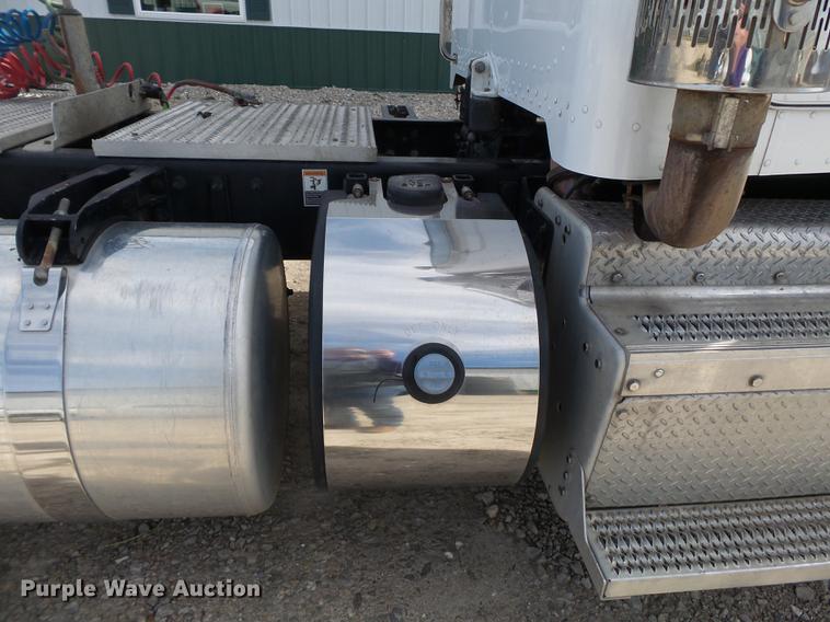 image for item CD9572 2012 Peterbilt 388 semi truck