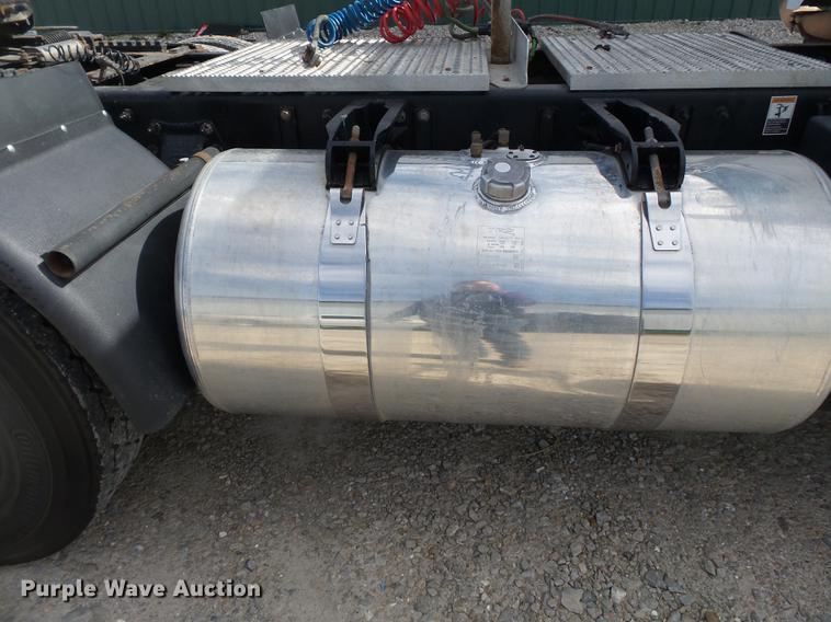 image for item CD9572 2012 Peterbilt 388 semi truck