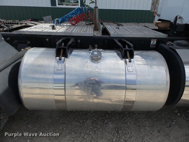 image for item CD9572 2012 Peterbilt 388 semi truck