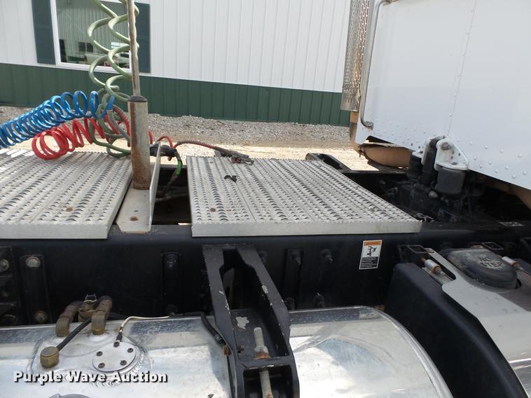 image for item CD9572 2012 Peterbilt 388 semi truck