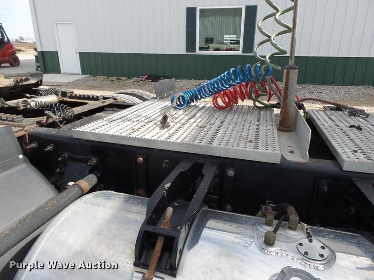 image for item CD9572 2012 Peterbilt 388 semi truck