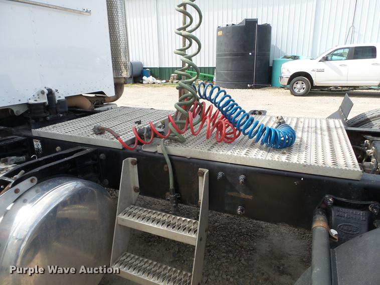 image for item CD9572 2012 Peterbilt 388 semi truck