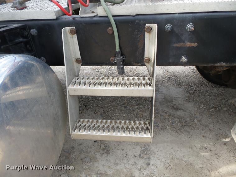 image for item CD9572 2012 Peterbilt 388 semi truck