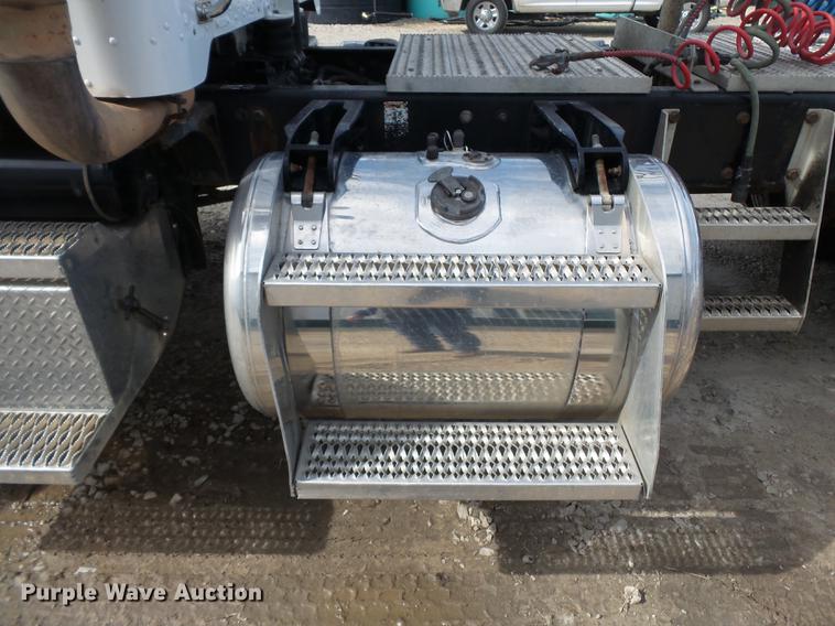 image for item CD9572 2012 Peterbilt 388 semi truck