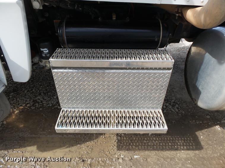 image for item CD9572 2012 Peterbilt 388 semi truck