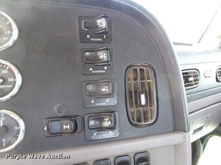 image for item CD9572 2012 Peterbilt 388 semi truck