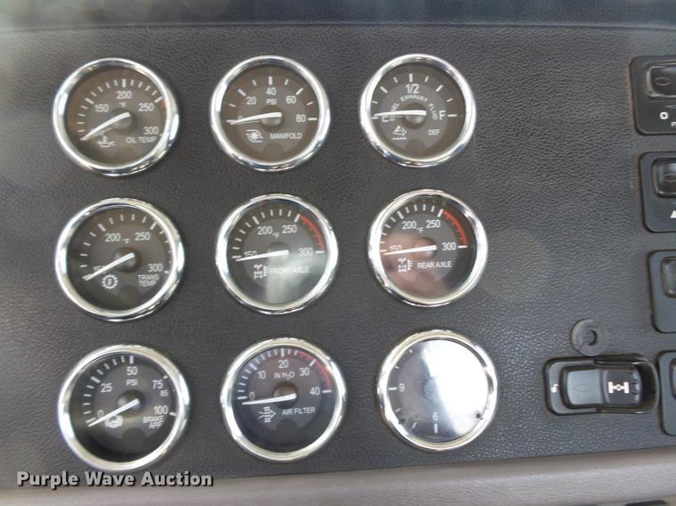 image for item CD9572 2012 Peterbilt 388 semi truck