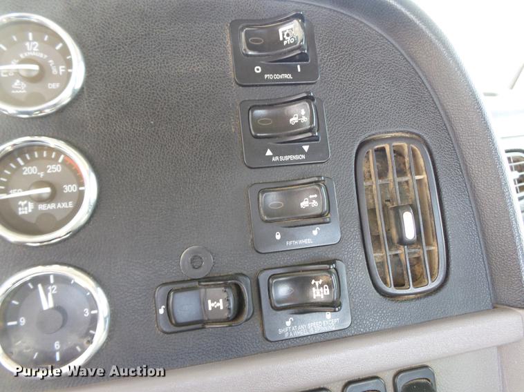 image for item CD9572 2012 Peterbilt 388 semi truck