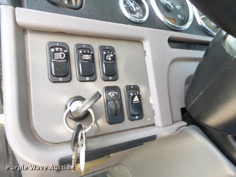 image for item CD9572 2012 Peterbilt 388 semi truck