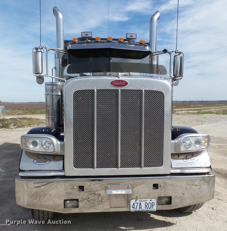 image for item CD9573 2008 Peterbilt 388 semi truck