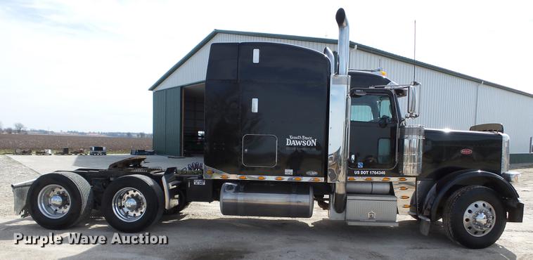 image for item CD9573 2008 Peterbilt 388 semi truck