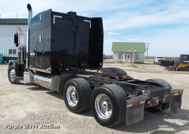 image for item CD9573 2008 Peterbilt 388 semi truck