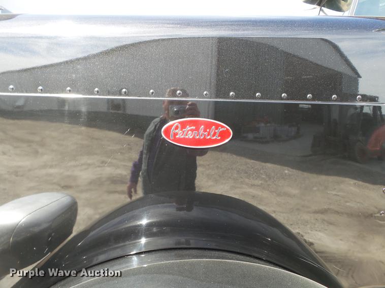 image for item CD9573 2008 Peterbilt 388 semi truck