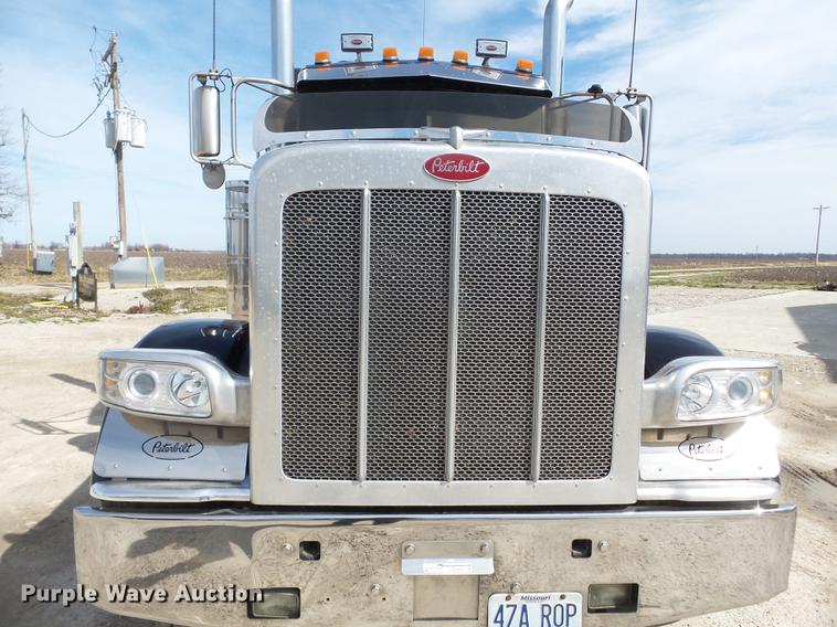 image for item CD9573 2008 Peterbilt 388 semi truck