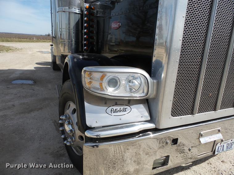 image for item CD9573 2008 Peterbilt 388 semi truck