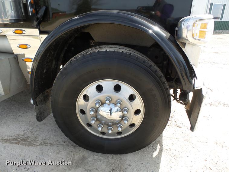 image for item CD9573 2008 Peterbilt 388 semi truck