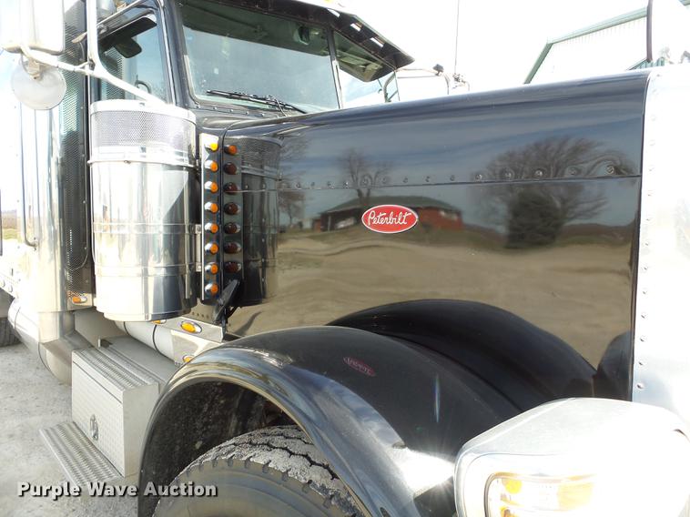 image for item CD9573 2008 Peterbilt 388 semi truck
