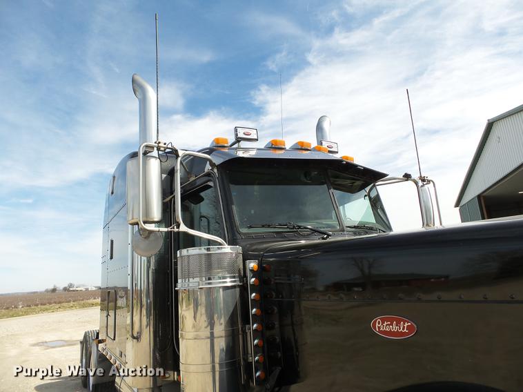 image for item CD9573 2008 Peterbilt 388 semi truck