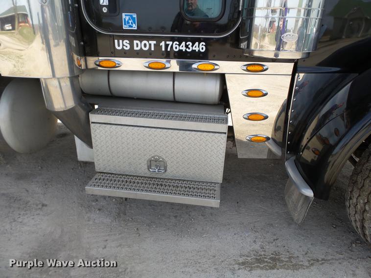 image for item CD9573 2008 Peterbilt 388 semi truck