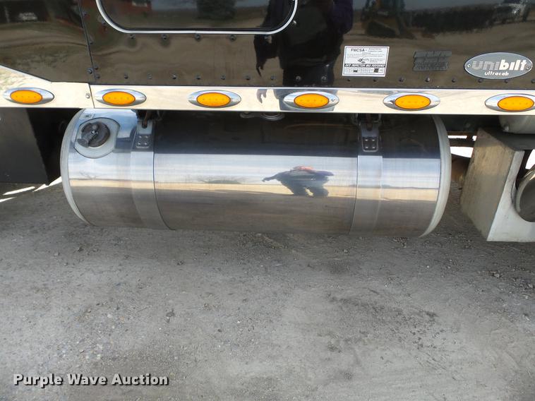 image for item CD9573 2008 Peterbilt 388 semi truck