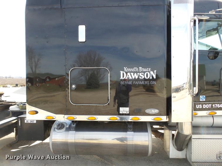 image for item CD9573 2008 Peterbilt 388 semi truck