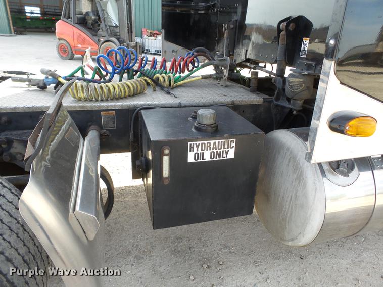 image for item CD9573 2008 Peterbilt 388 semi truck